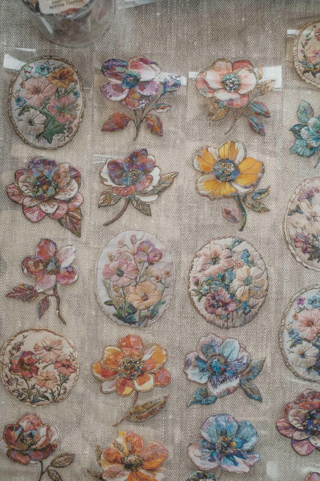 London Gifties – Embroidered spring florals – PET Tape pretagliato 6 cm × 10 m - immagine 3