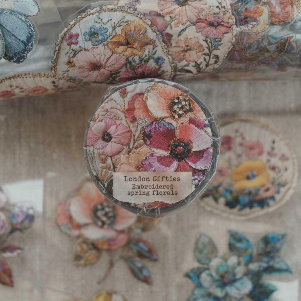 London Gifties – Embroidered spring florals – PET Tape pretagliato 6 cm × 10 m