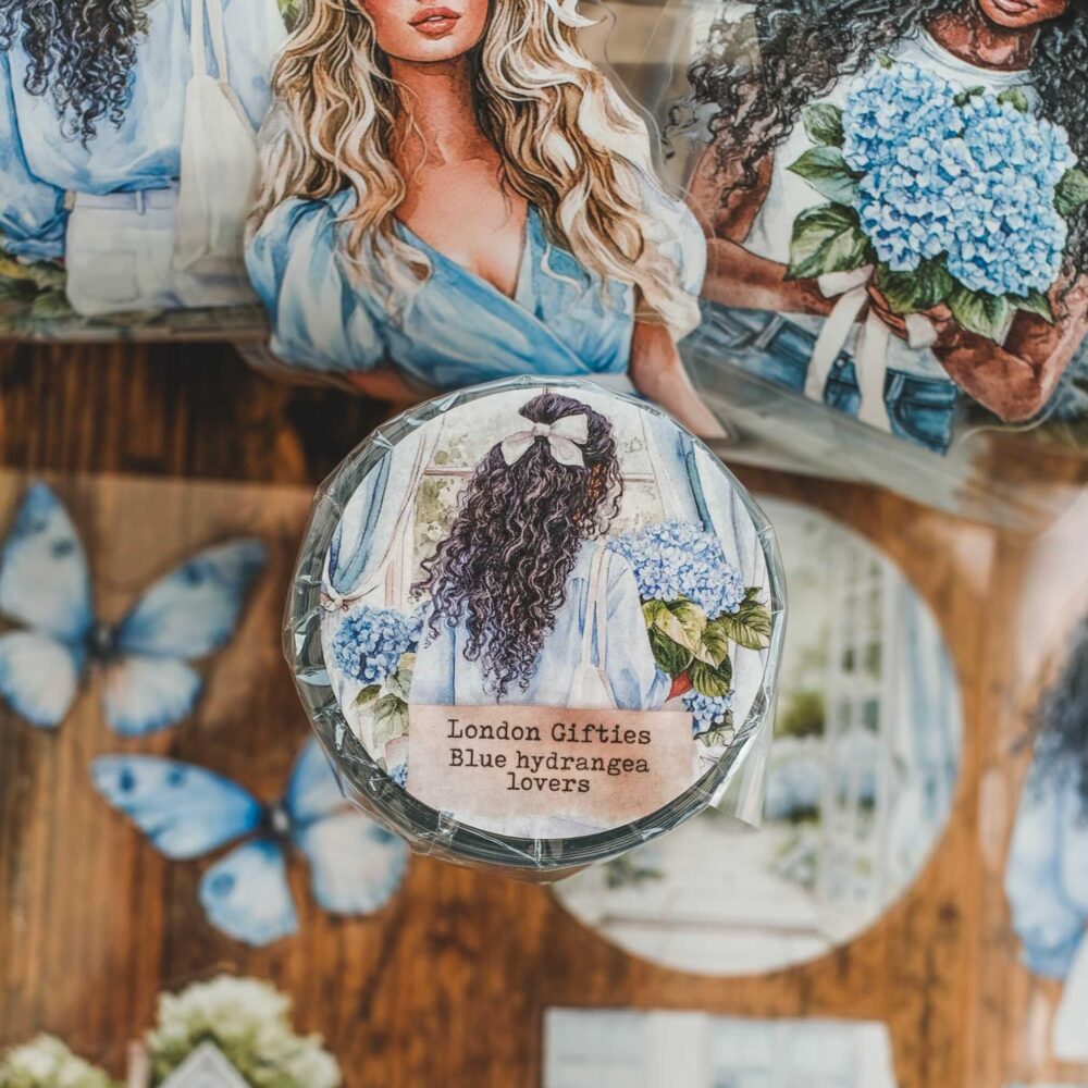 London Gifties – Blue hydrangea lovers – PET Tape pretagliato 7 cm × 10 m
