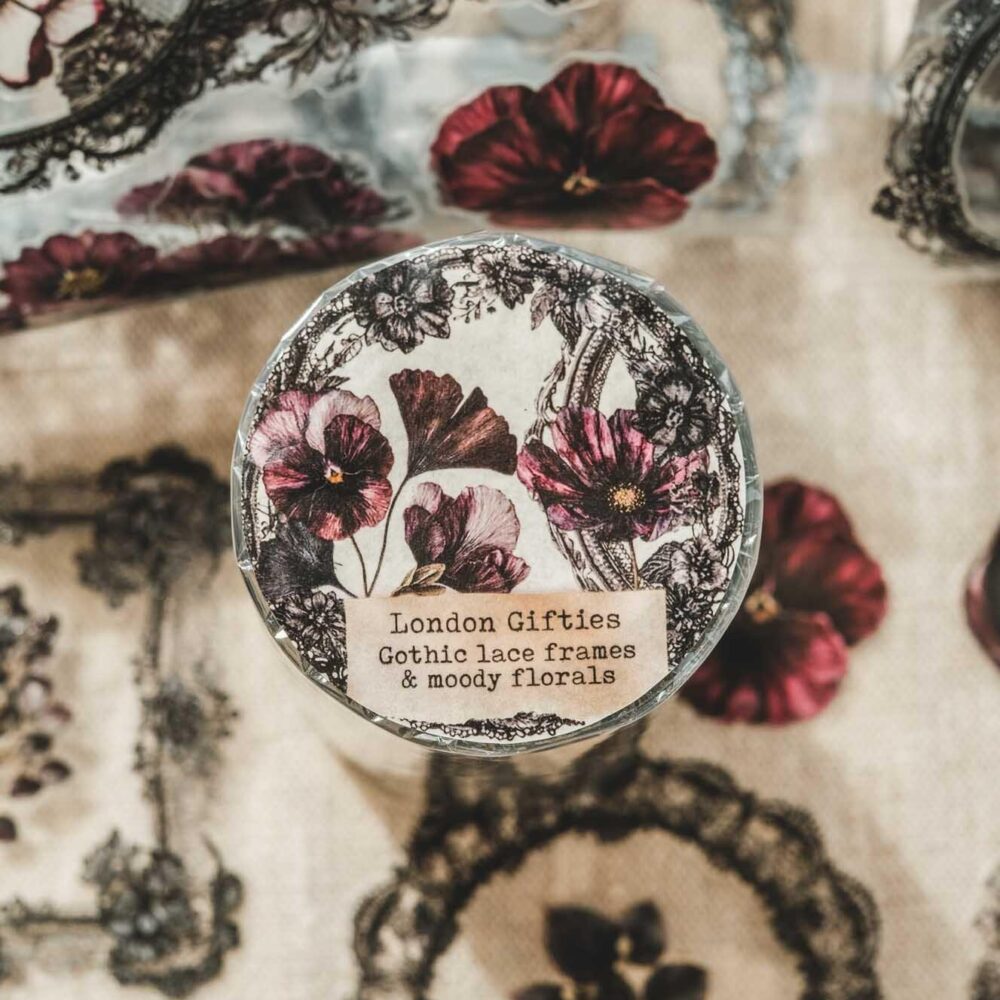 London Gifties – Gothic lace frames & moody florals – PET Tape pretagliato 8 cm × 10 m