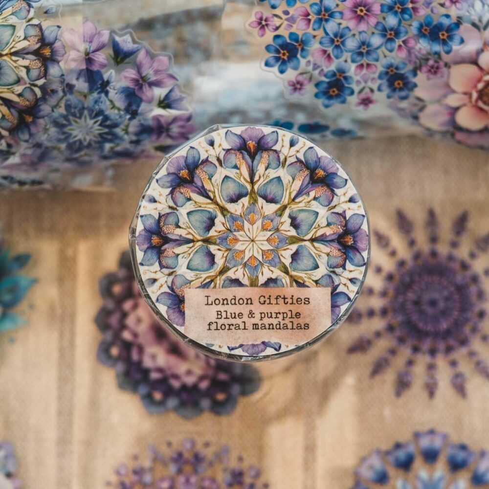 London Gifties – Blue & purple floral mandalas – PET Tape pretagliato 6 cm × 10 m