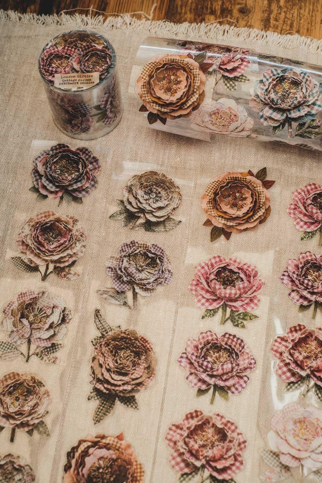London Gifties – Cottage garden patchwork peonies – PET Tape pretagliato 6 cm × 10 m - immagine 3