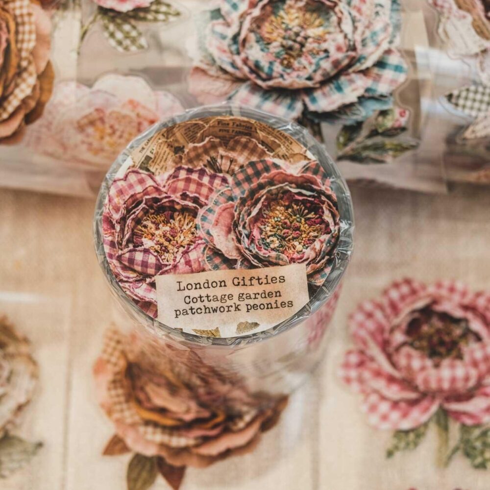 London Gifties – Cottage garden patchwork peonies – PET Tape pretagliato 6 cm × 10 m