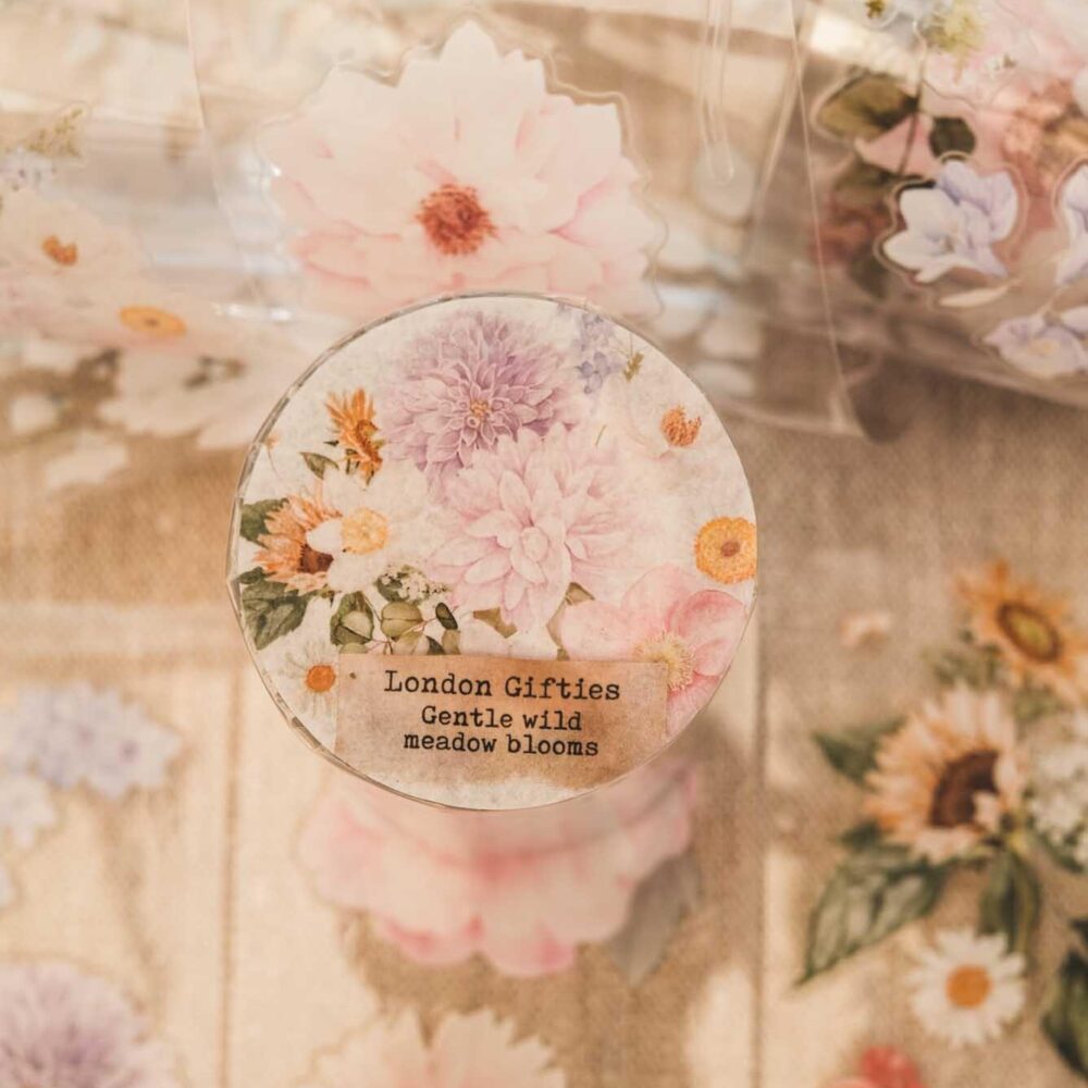 London Gifties – Gentle wild meadow blooms – PET Tape pretagliato 6 cm × 10 m