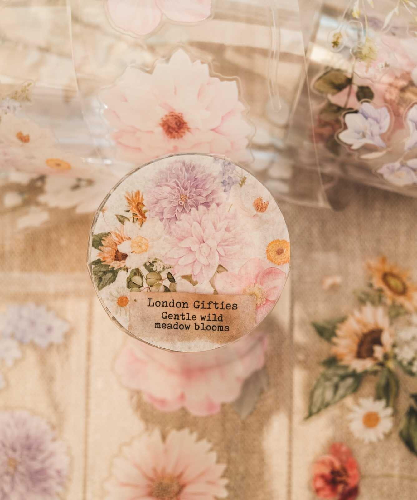 London Gifties – Gentle wild meadow blooms – PET Tape pretagliato 6 cm × 10 m