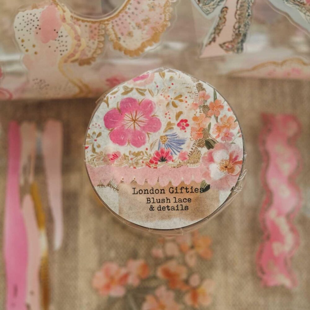 London Gifties – Blush lace & details – PET Tape pretagliato 6 cm × 10 m